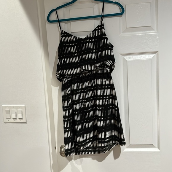 Black and white dress - Picture 3 of 3